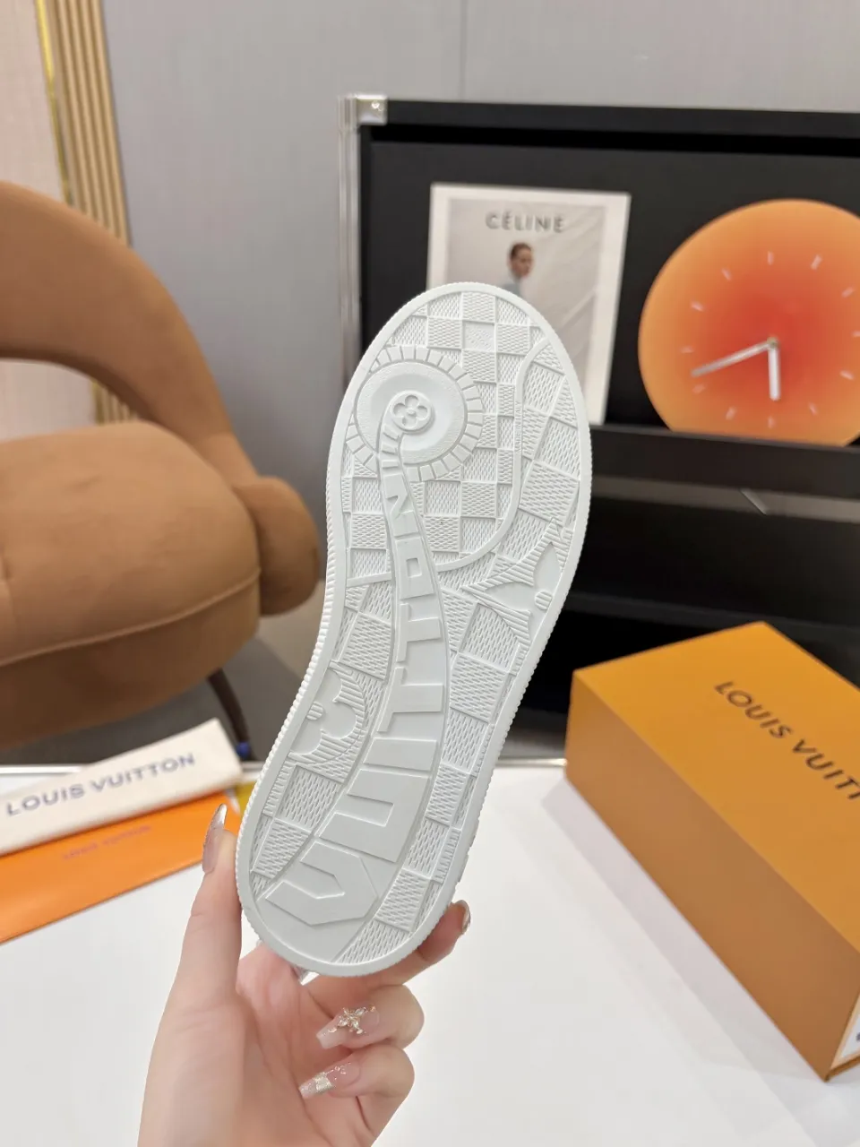 p580🐮🐮 LV couple skate shoes｜Classic jacquard, the ultimate code for a sweet outing! 👫** This pair of shoes is Louis Vuitton's love letter to fashionistas💌 - **classic presbyopic skate shoes**, the perfect choice for couples to go out on the street!  🔸 **Luxury details are a must-have**: Jacquard fabric  🔸 **So comfortable that you don’t want to take it off**: The sheepskin lining is skin-friendly and breathable, warm in autumn and winter without stuffing your feet, refreshing in spring and summer without being sticky, and you can wear it with a high-end feel in all seasons!  🔸 **Steady sense of security**: Non-slip rubber outsole, perfect grip, accompanying you through romantic streets.  **💑 Couple outfit inspiration**: ▪️ For boys, pair with leggings + baseball cap for a trendy street look!  ▪️ Girls can wear short skirts or shark pants, and the sweet and cool style is easy to choose~ **#Louis Vuitton #couple shoes #presbyopia classic** **👉 Click to collect and become the most fashionable CP in the circle of friends with him! ** Fabric: Imported cowhide/classic jacquard fabric Lining: Sheepskin lining Sole: Original rubber sole Size: Women’s size 35-42 (40/41/42 customized) Men’s size 39-45 (39.45 customized)